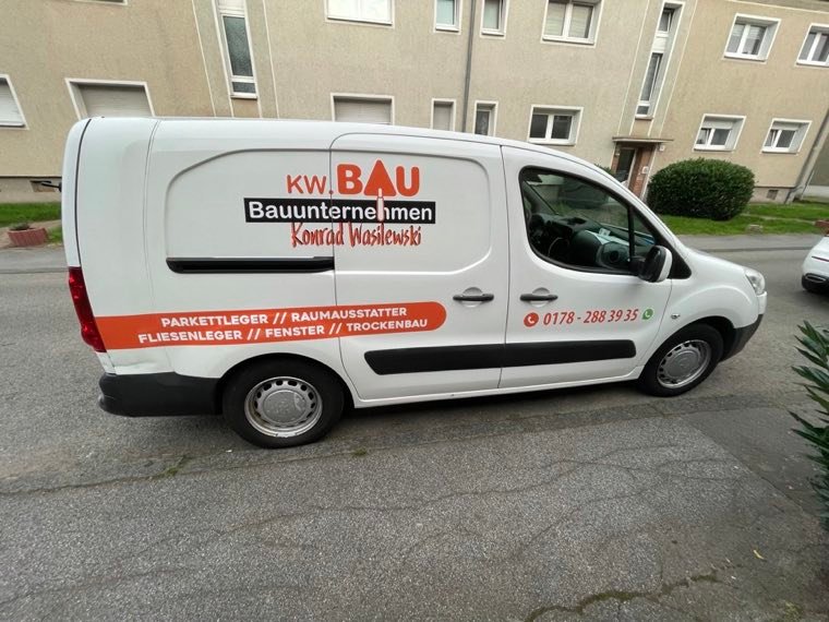 Transporter mit Teilfolierung und Beschriftung für KW.BAU