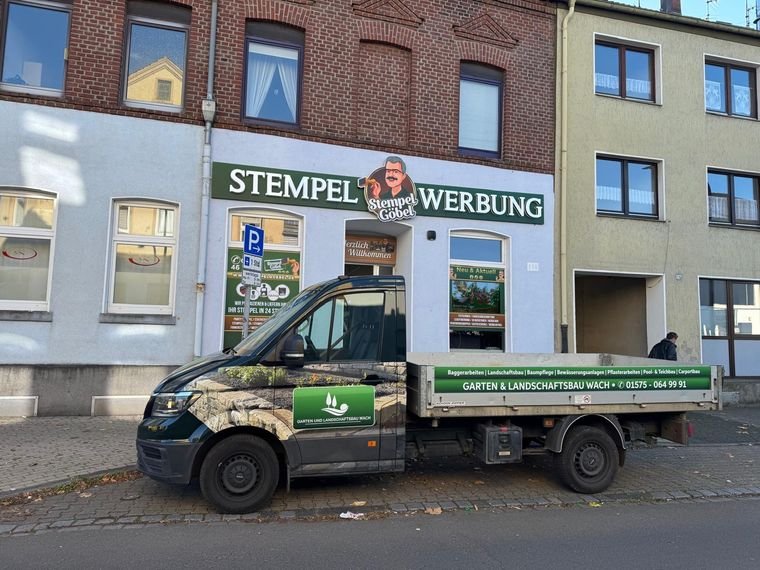 Garten- und Landschaftsbau Wach &ndash; Pritschenwagen im Camouflage-Design